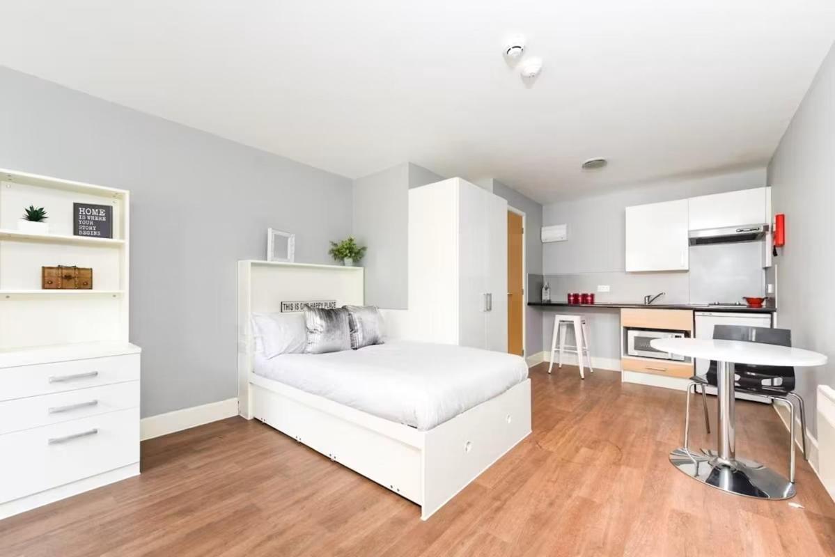 For Students Only Modern Ensuite With Shared Kitchen At Tramways In Apartment